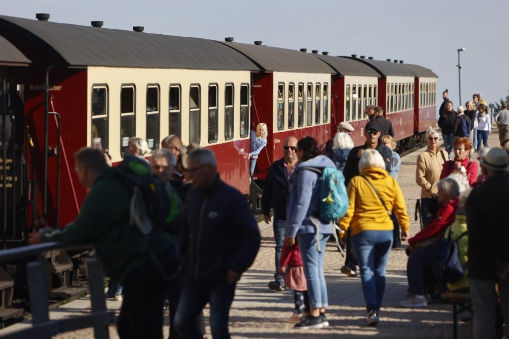 Fahrgäste der Harzer Schmalspurbahn und Brockenbesucher.