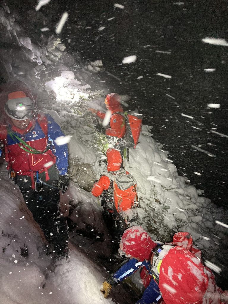 Einsatzkräfte der Bergwacht suchen bei Minusgraden und widrigen Witterungsverhältnissen mit Schneefall, Eis, Starkregen, Wind und Nebel nach dem vermissten Julian P. aus Hannover. Leider vergebens...