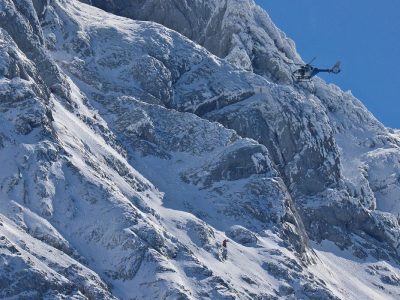 Bergretter suchen am Hochkalter bei Ramsau bei Berchtesgaden nach einem 24-jährigen Bergsteiger.