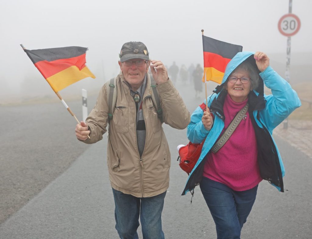 Extremwanderer Benno Schmidt, besser bekannt als "Brocken-Benno", steht am Rande der Feierstunde zum Tag der Deutschen Einheit auf dem Brocken.