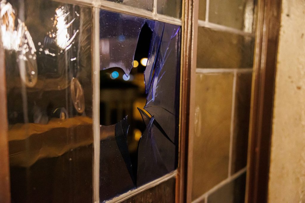 Ein beschädigtes Bleiglasfenster ist im Innenbereich der Synagoge zu sehen.