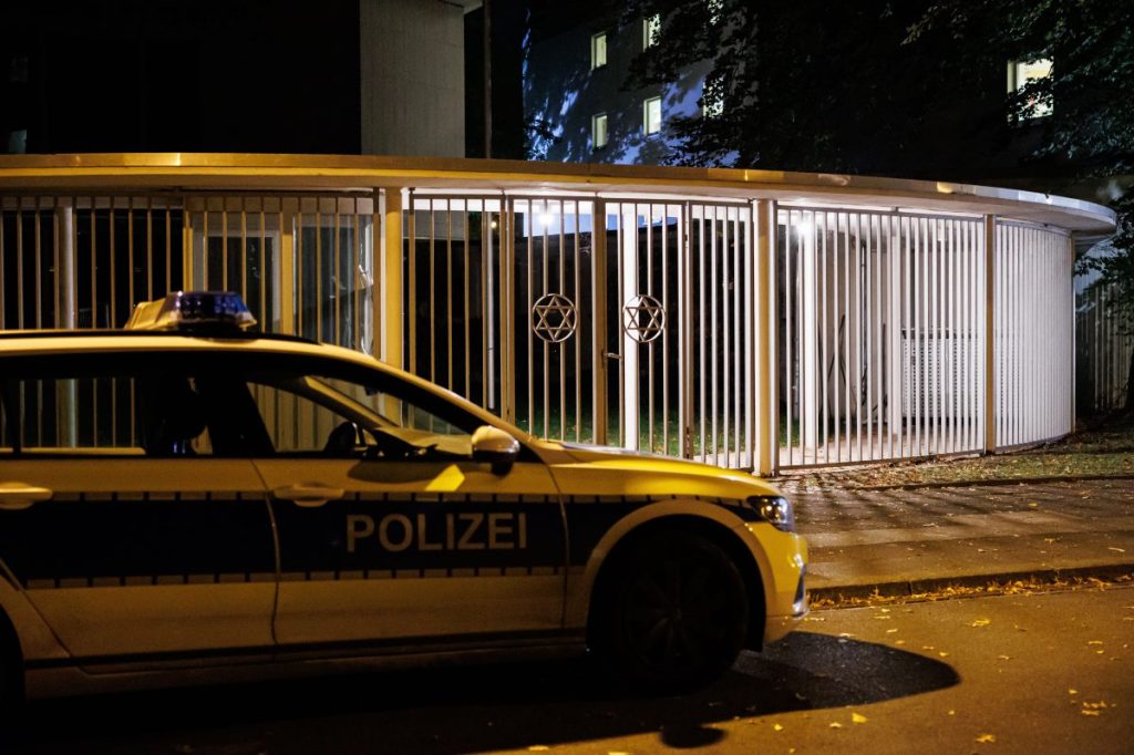 Ein Polizeiauto steht vor dem Eingangstor der Synagoge. Am höchsten jüdischen Feiertag Jom Kippur ist am Mittwoch an der Synagoge Hannover ein Fenster beschädigt worden.
