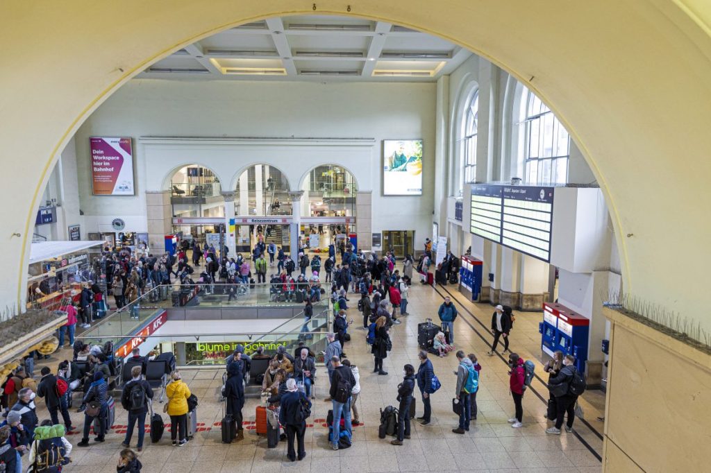 Reisende warten auf ihre Züge im Hauptbahnhof Hannover, nachdem der Fernverkehr in Norddeutschland zum Erliegen gekommen ist.