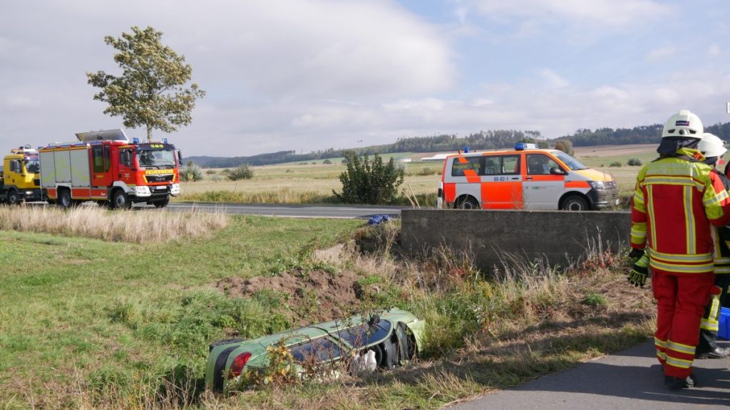 Verkehrsunfall im Harz - Auto liegt im Graben