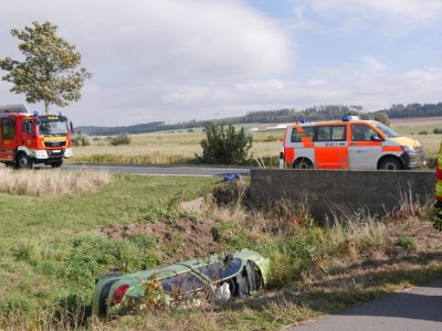 Verkehrsunfall im Harz - Auto liegt im Graben