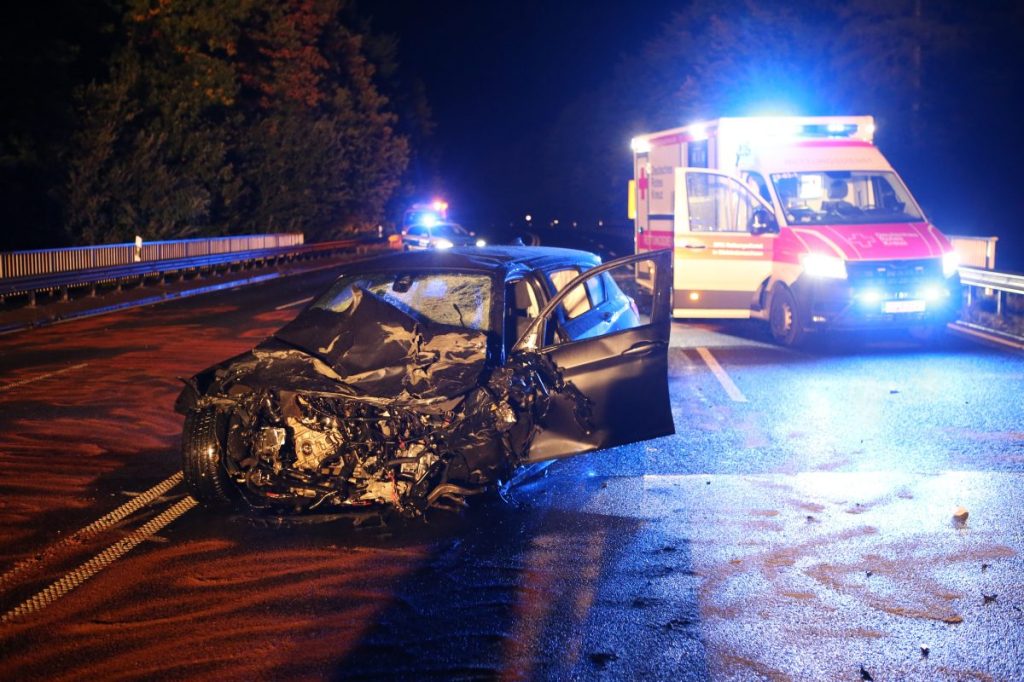 Niedersachsen: Autos stoßen zusammen - zwei Tote, zwei Schwerverletzte