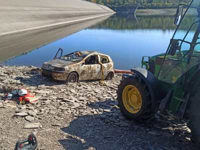 Die Einsatzkräfte haben ein Wrack aus der Talsperre gefischt.