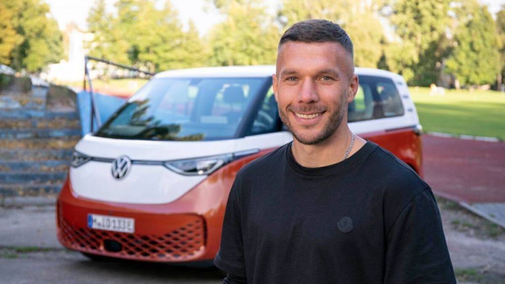 Lukas Podolski fährt neuerdings auf VW ab.