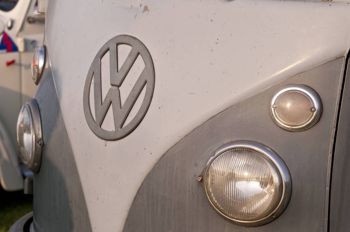 Eine Frau lebt im VW-Bulli. Was für die einen romantisch klingt, hat hier einen traurigen Hintergrund. (Symbolbild)