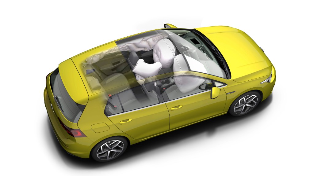 Der VW Golf hat einen neuen Airbag. 