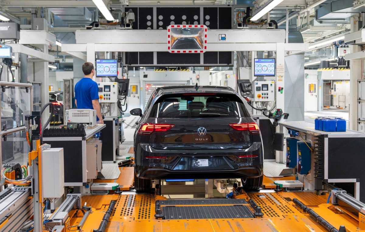 Bittere Nachrichten für VW! Der Golf muss seinen Thron als beliebtestes Auto im September 2022 räumen.