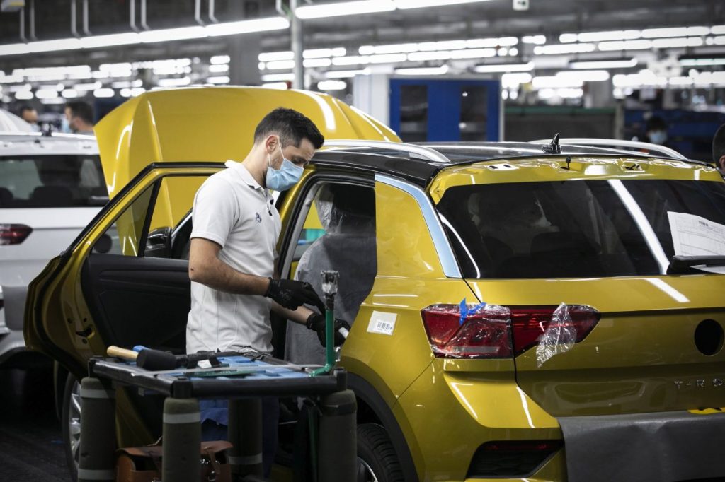 VW-Mitarbeiter schraubt an neuem Auto