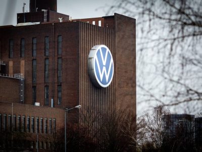 VW Logo am Wolfsburger Stammwerk
