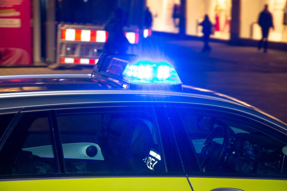 Bei Uslar in Niedersachsen ist ein Autofahrer teils auf zwei Rädern vor der Polizei abgehauen.