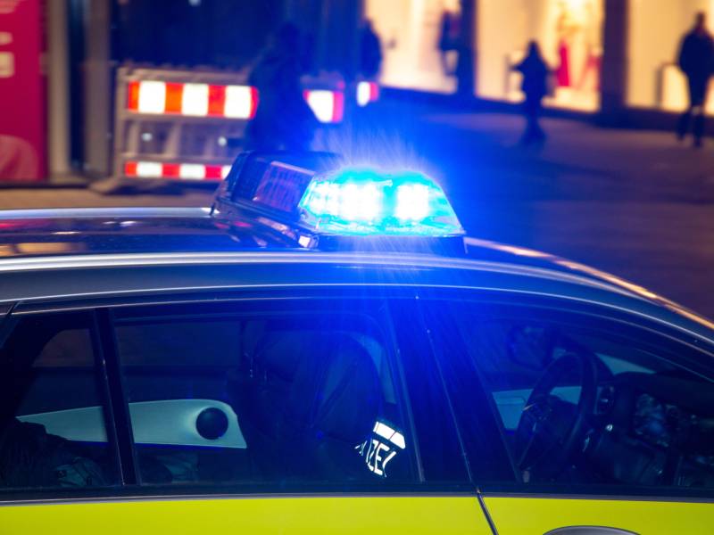 Bei Uslar in Niedersachsen ist ein Autofahrer teils auf zwei Rädern vor der Polizei abgehauen.