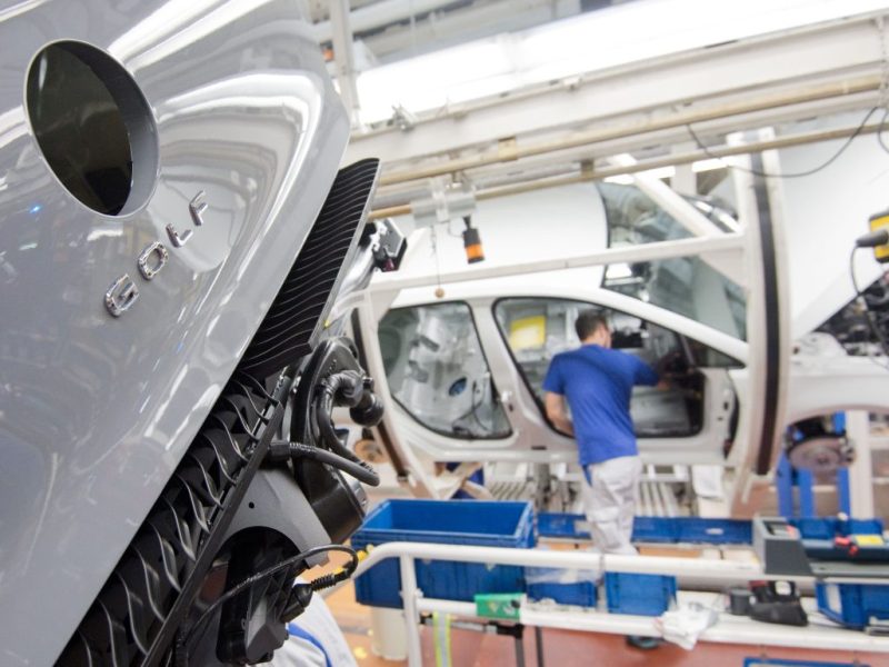 Mehrere VW-Mitarbeiter im Werk Wolfsburg starten "arbeitslos" ins neue Jahr.