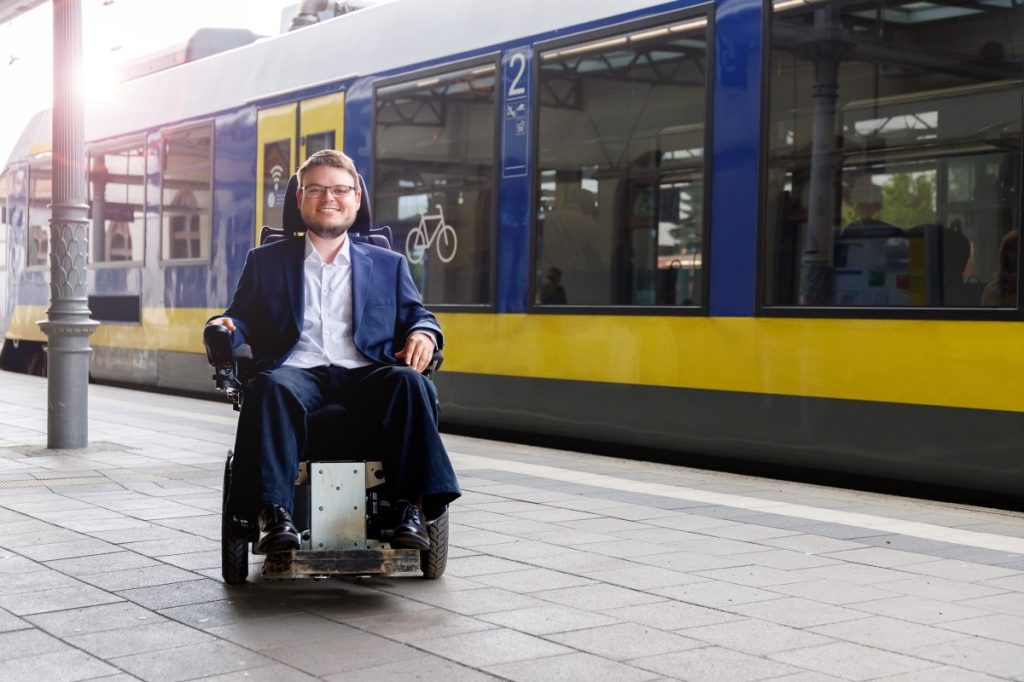 Der niedersächsische Landtagsabgeordnete Constantin Grosch (SPD) sitzt an einem Bahnsteig in seinem Rollstuhl.