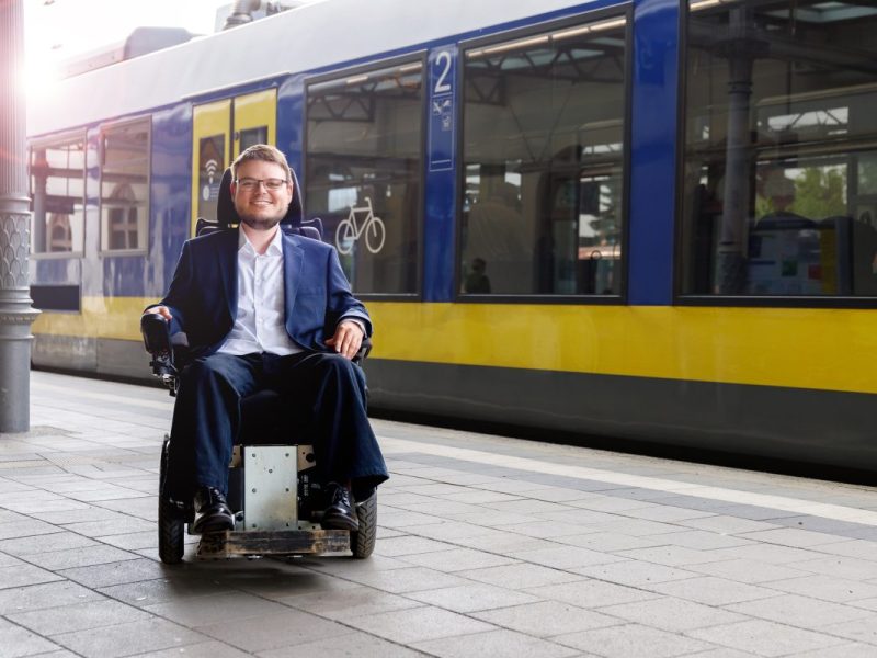 Der niedersächsische Landtagsabgeordnete Constantin Grosch (SPD) sitzt an einem Bahnsteig in seinem Rollstuhl.