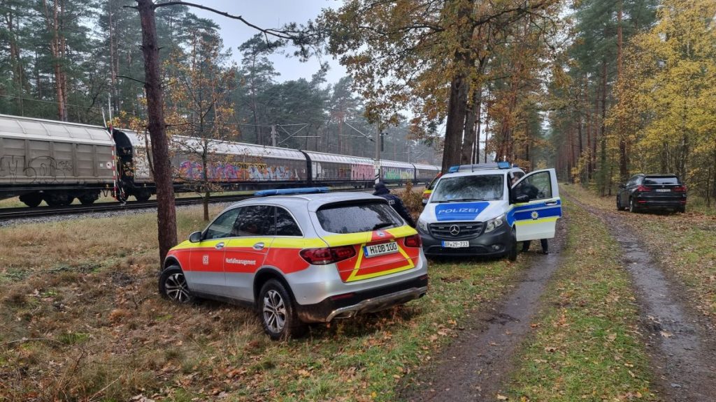 Zwei Güterzüge sind am Donnerstagmorgen nahe Gifhorn kollidiert. Bei dem Unglück in Niedersachsen wurden mehrere Waggons beschädigt.