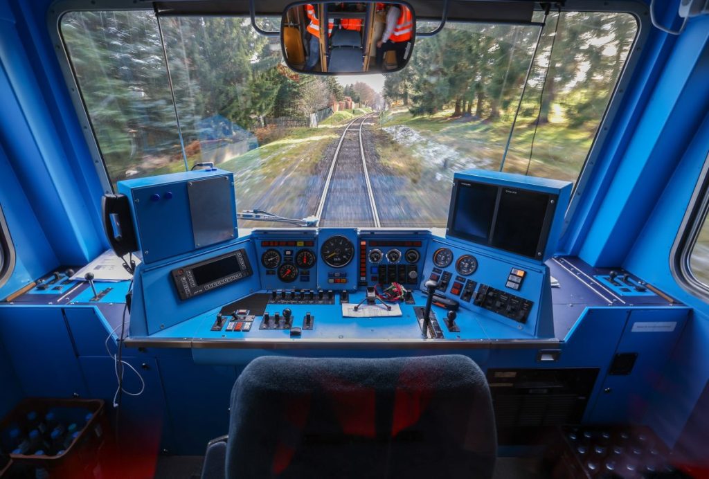 Mit einem leeren Fahrersitz fährt der Forschungszug „Lucy“ durch das Erzgebirge. Der mit Sensoren ausgestattete Triebwagen wird von einem erfahrenen Lokomotivführer in einer Schaltzentrale 340 Kilometer entfernt in Braunschweig gesteuert.