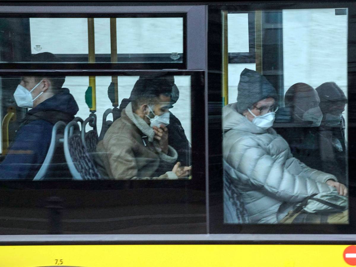 Bleibt die Maskenpflicht in Bussen und Bahnen in Niedersachsen bestehen – oder läuft sie aus? (Symbolbild)