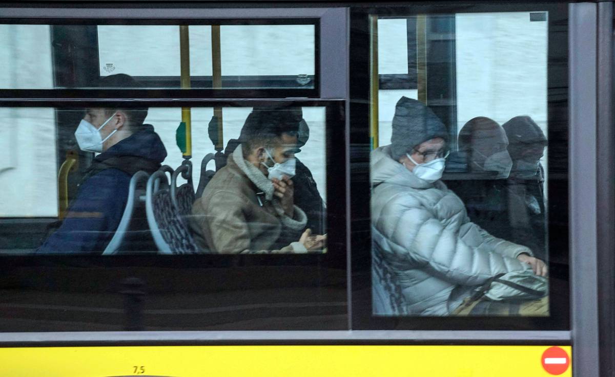 Bleibt die Maskenpflicht in Bussen und Bahnen in Niedersachsen bestehen – oder läuft sie aus? (Symbolbild)