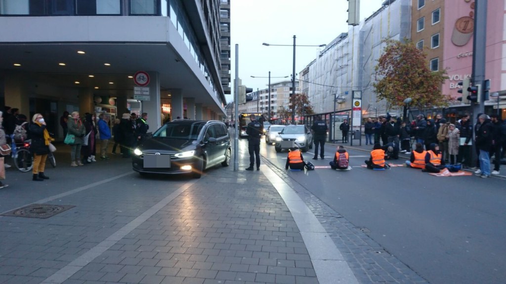 Aktivisten der "Letzen Generation" haben sich auf dem Braunschweiger Bohlweg festgeklebt!