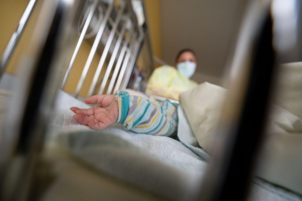 Wegen zunehmender Fälle von Infektionen mit dem RS-Virus bei Kindern auch in Niedersachsen schlägt ein Kinderarzt Alarm.