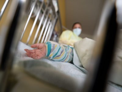 Wegen zunehmender Fälle von Infektionen mit dem RS-Virus bei Kindern auch in Niedersachsen schlägt ein Kinderarzt Alarm.
