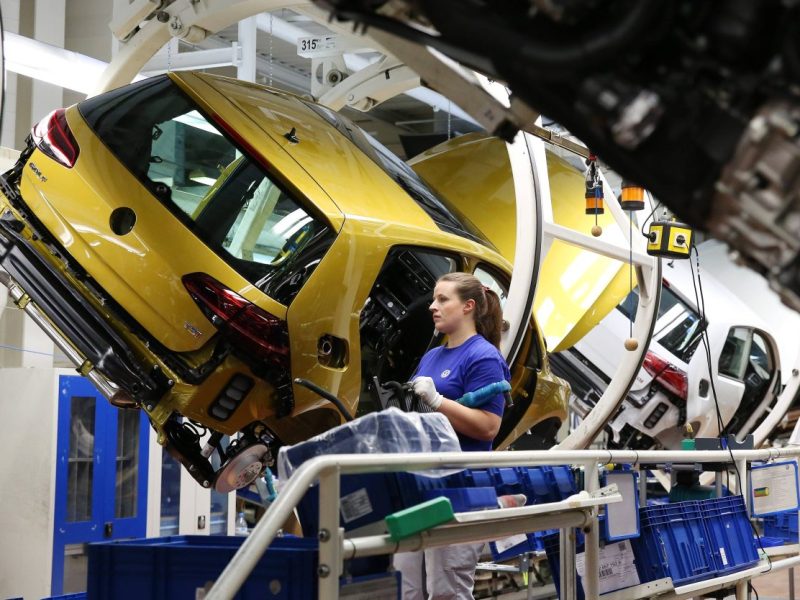 VW: Heftig! Nach langen Tarif-Verhandlungen steht fest – Mitarbeiter bekommen nicht nur mehr Lohn