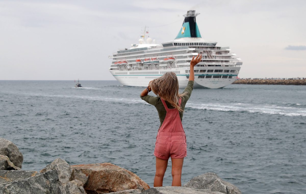 Kreuzfahrt Mädchen winkt Schiff hinterher