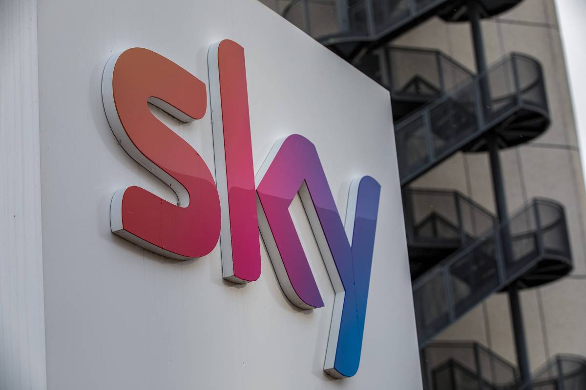 Das Logo von Sky an der Zentrale in Unterföhring.