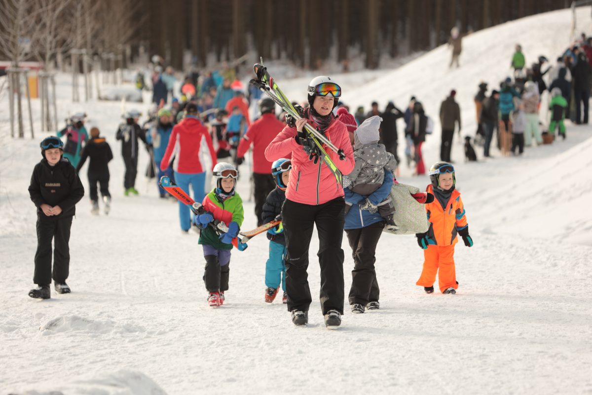 Ausflügler gehen am Wurmberg auf die Skipiste. Zahlreiche Wintersporttouristen nutzten das herrliche Winterwetter um im Harz Ski und Schlitten zu fahren. Besonders in den oberen Lange des Harzes waren die Wintersportbedingungen gut.