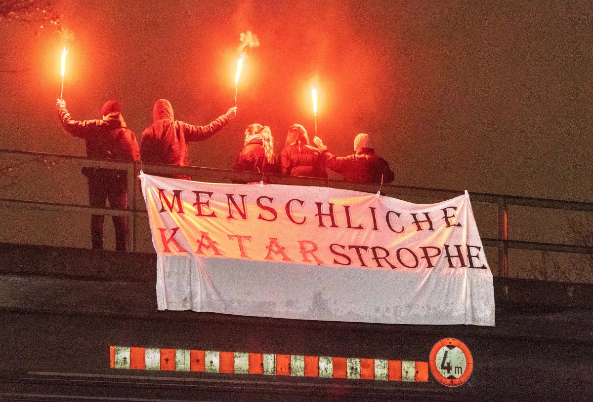 Junge Menschen aus Salzgitter fordern auf, die WM zu boykottieren.