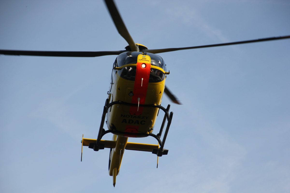 In Uelzen in Niedersachsen haben vier Männer eine verbotene Spritztour gemacht. Sie endete mit einem Unfall. Aber das war noch nicht alles...