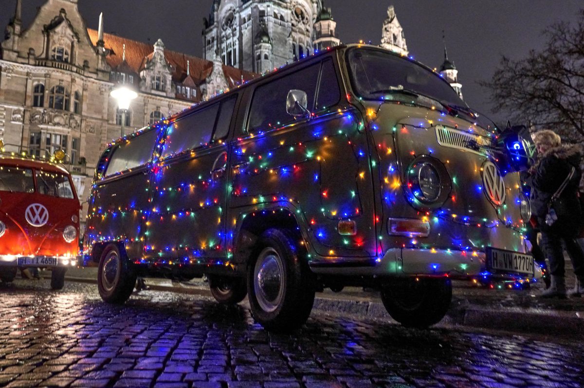 VW mischt Hannover auf – diese Weihnachts-Bullis musst du sehen