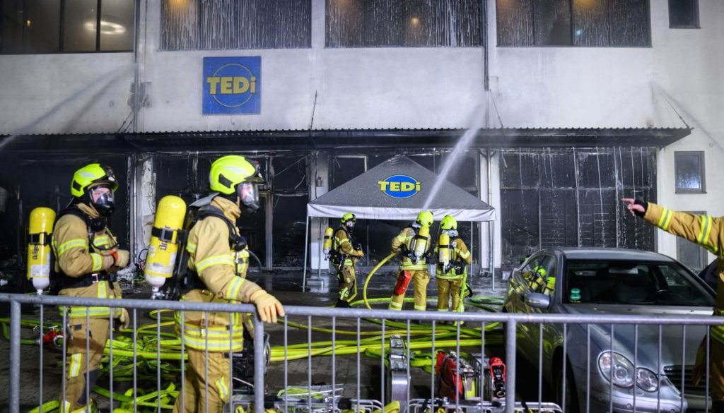 Einsätzkräfte der Feuerwehr Hannover löschen einen Brand in einem Tedi-Markt. Das Feuer war am Abend aus ungeklärter Ursache in dem Einkaufsmarkt ausgebrochen.