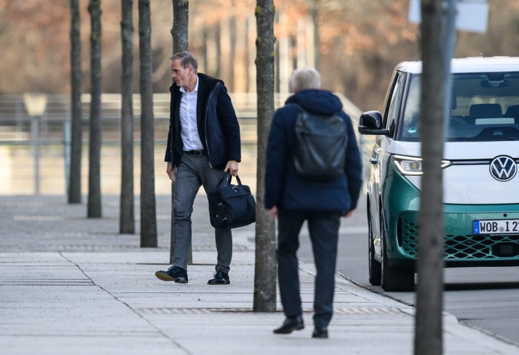 VW-Chef Oliver Blume auf dem Weg zum Mobilitätsgipfel im Kanzleramt.