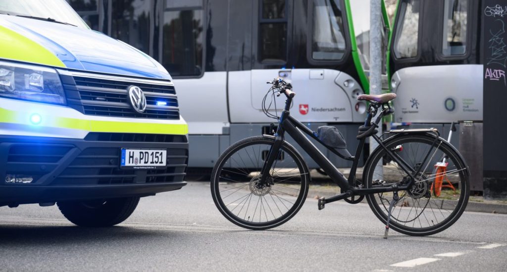 Das Fahrrad des Rentners steht am Unfallort bei Hannover. Einen Tag später starb der 77-Jährige.