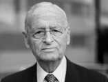 Der ehemalige VW-Vorstandvorsitzende Carl Hahn, aufgenommen bei einem Empfang anlÃ¤sslich seines 90. Geburtstags im Kunstmuseum Wolfsburg. Der langjÃ¤hrige Vorstandschef der Volkswagen AG, Carl Hahn, ist am Samstag im Alter von 96 Jahren gestorben.