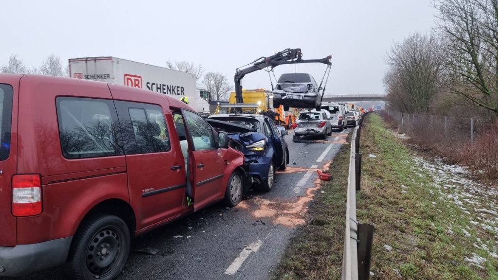 Auf der Autobahn 7 ist es am Montag zu einem Unfall mit sieben Fahrzeugen gekommen. Vier Menschen wurden verletzt. 