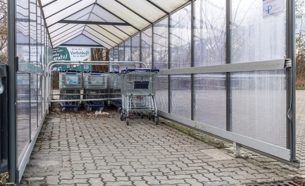 Dem Real-Markt in Salzgitter-Thiede sind rund 300 Einkaufswagen abhanden gekommen.