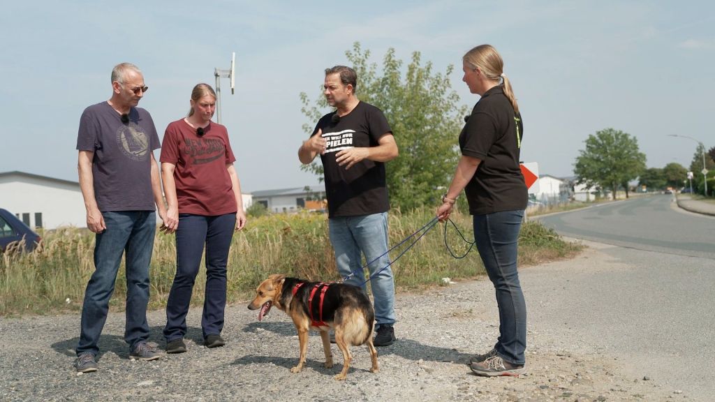 Hund Snoopy mit Andreas und Daniela Mühlenberg, Martin Rütter und Sabine Hölter.
