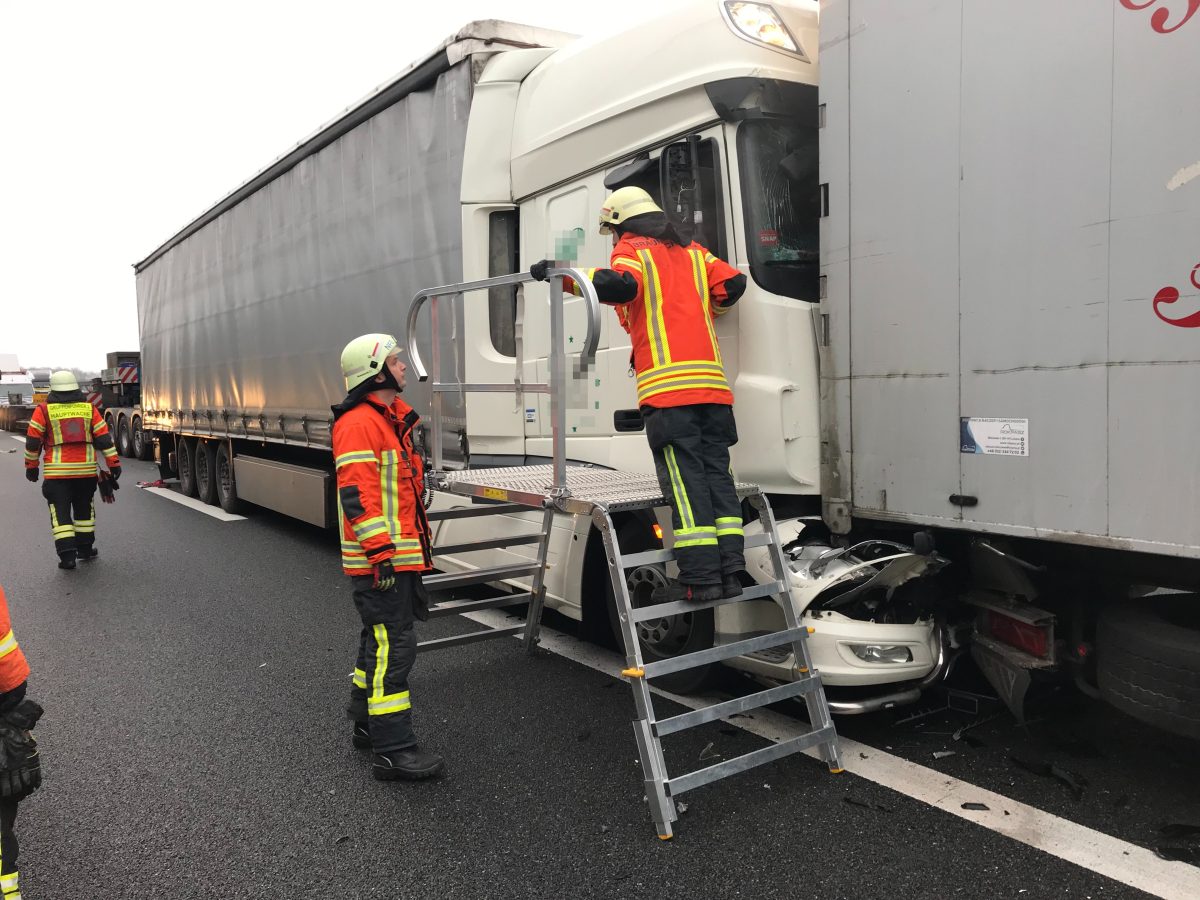 A2 bei Braunschweig: Lkw-Unfall sorgt für Chaos – Ersthelfer befreien Fahrer