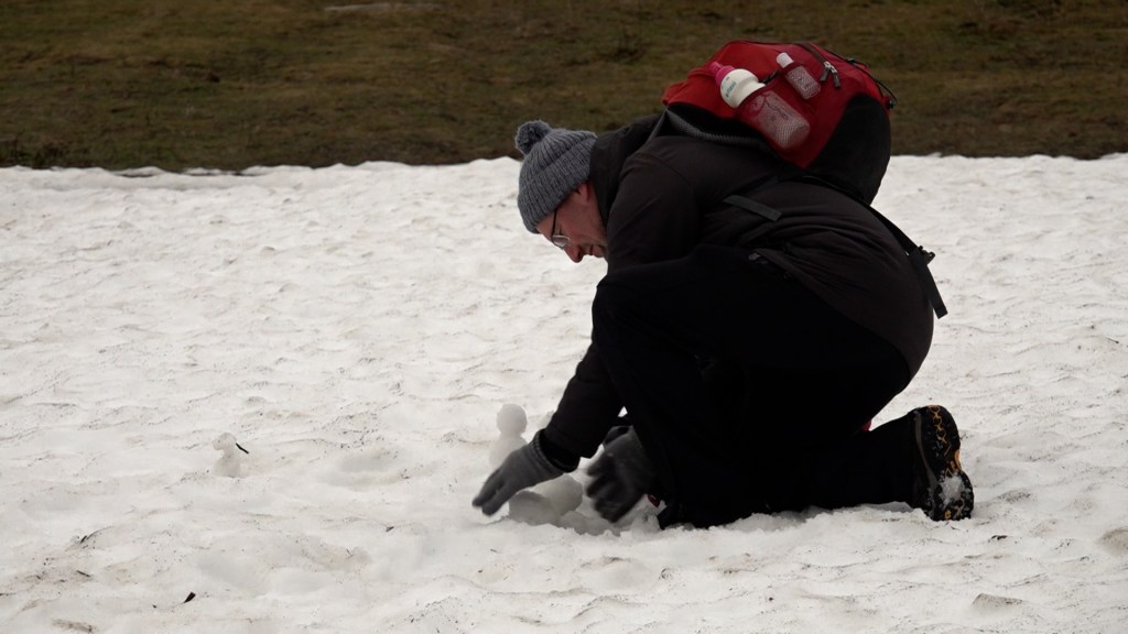 Für Mini-Schneemänner reicht es auf den kleinen Schneeinseln auf dem Wurmberg gerade noch so. Mehr ist aber nicht drin im Harz. 