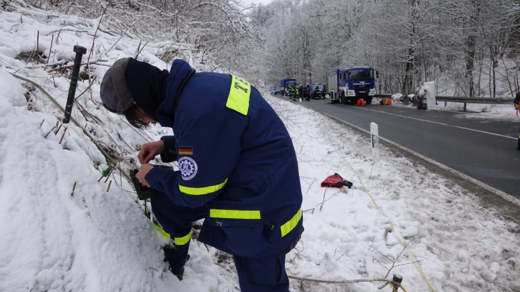 Im Rahmen der Gefahrenabwehr sprengt das THW im eiskalten Harz 50 Bäume.