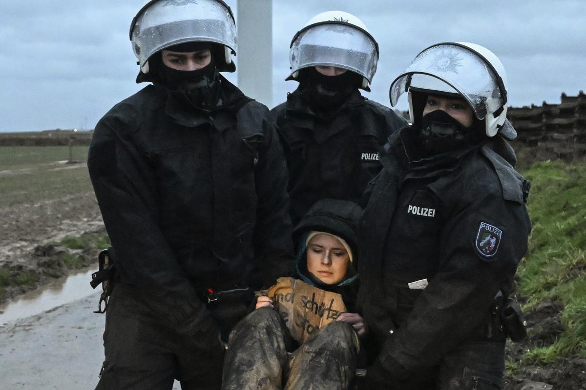 Klima-Aktivistin Luisa Neubauer wurde beim Protest in Lützerath von drei Polizisten weggetragen.
