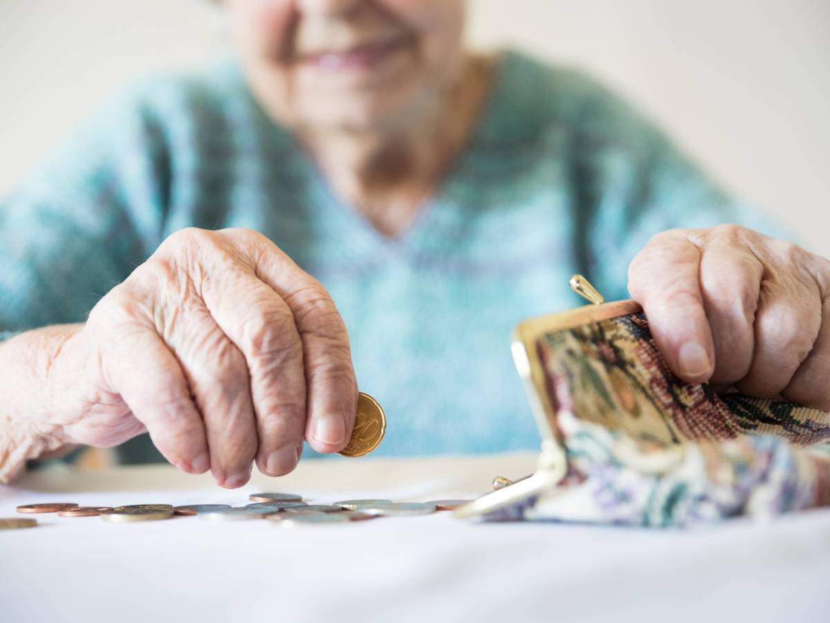 Auch Rentner sind von steigenden Preisen betroffen. Steigt die Altersarmut in Deutschland?