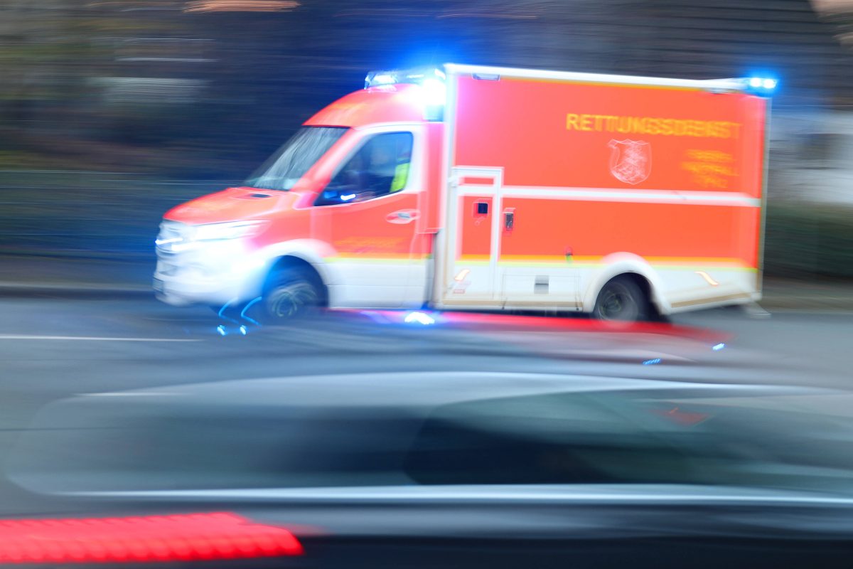 Schrecklicher Unfall bei Burgdorf in der Region Hannover: Ein Autofahrer kämpft jetzt um sein Leben. Was passiert ist, liest du hier!