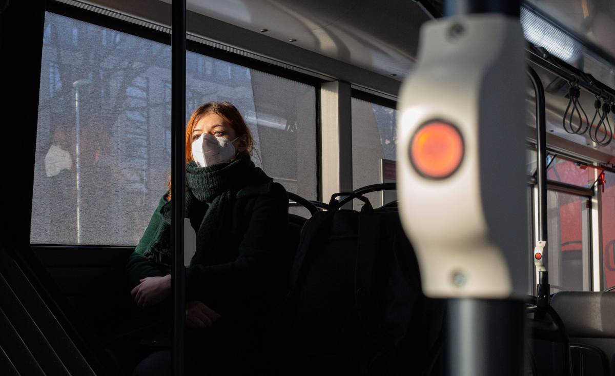 Die Maskenpflicht in Bus und Bahn könnte auch in Niedersachsen bald fallen. (Symbolbild)